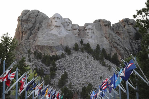 "(Mount Rushmore and The State Flags:https://commons.wikimedia.org/wiki/File:Mount_Rushmore_and_The_State_Flags.jpg)," (Princess Glayodin:https://commons.wikimedia.org/w/index.php?title=User:Princess_Glayodin&action=edit&redlink=1), (CC BY 4.0)